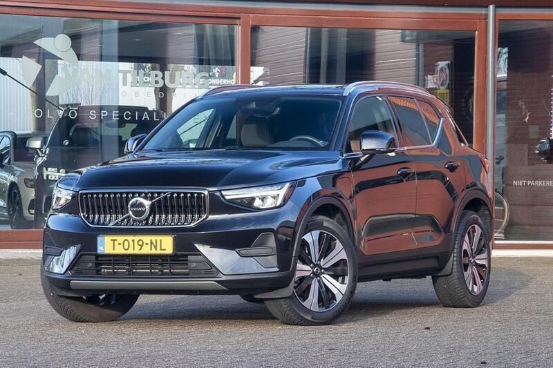 Zwart Gebruikt 2023 Volvo XC40 Plus SUV | € 39.950 (Eerlijke prijs) - Afbeelding 1/4