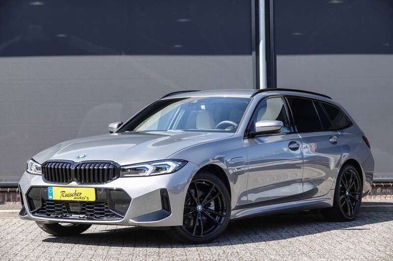 Grijs Gebruikt 2022 BMW 330e M Sport Stationwagen | € 56.950 - Afbeelding 1/4