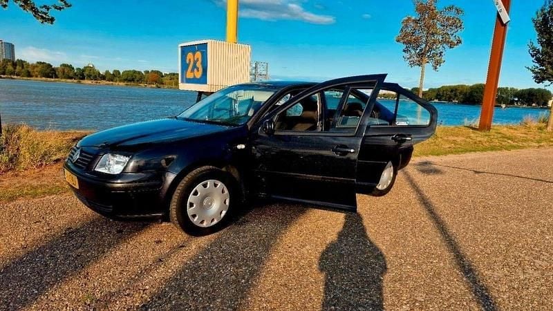 Zwart Gebruikt 2002 VW Bora Sedan | € 1.250 (Eerlijke prijs) - Afbeelding 1/4