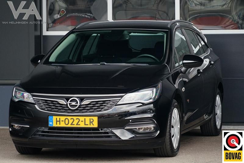 Zwart Gebruikt 2020 Opel Astra Business Edition Stationwagen | € 13.950 (Eerlijke prijs) - Afbeelding 1/4