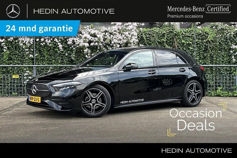 Zwart Occasion 2025 Mercedes A180 AMG line Hatchback | € 35.900 (Eerlijke prijs) - Afbeelding 1/4