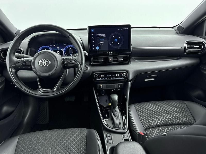 Occasion Toyota Yaris Hybrid Executive 131 PK (96 kW) 2024 Grijs (metallic) Hatchback