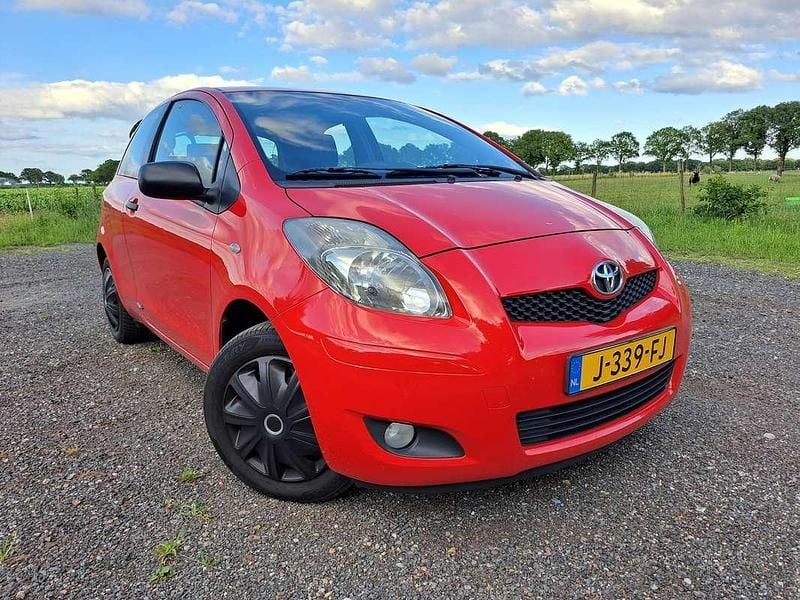 Rood Gebruikt 2010 Toyota Yaris Hatchback | € 1.800 (Super prijs) - Afbeelding 1/4