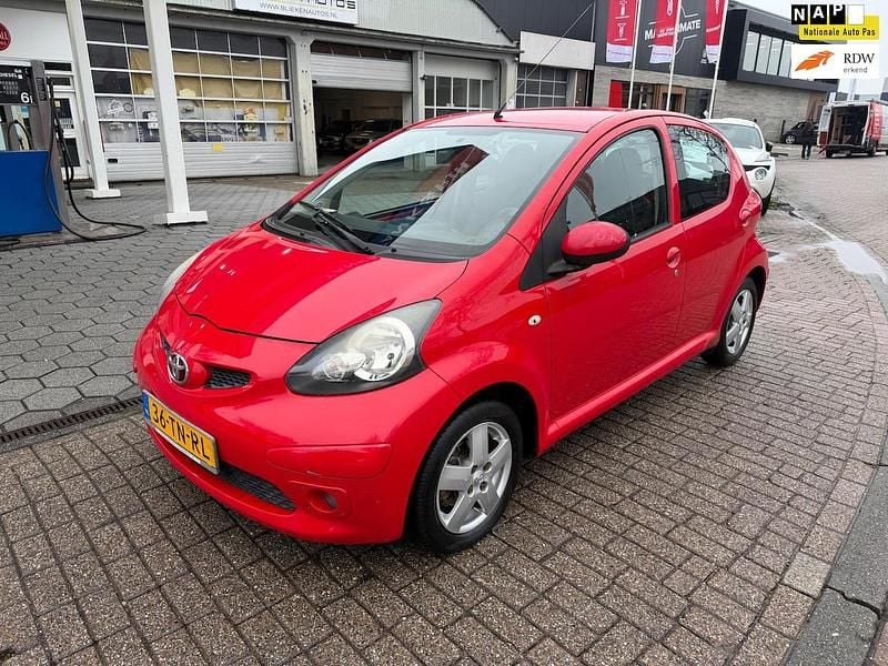 Rood Occasion 2006 Toyota Aygo Sport Hatchback | € 1.850 (Super prijs) - Afbeelding 1/4