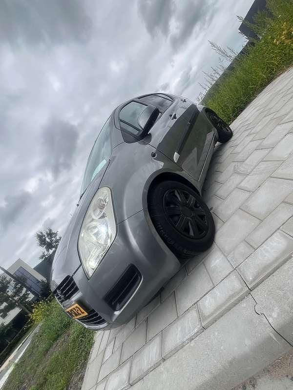Grijs Gebruikt 2011 Suzuki Splash Comfort Hatchback | € 3.100 (Goede deal) - Afbeelding 1/4