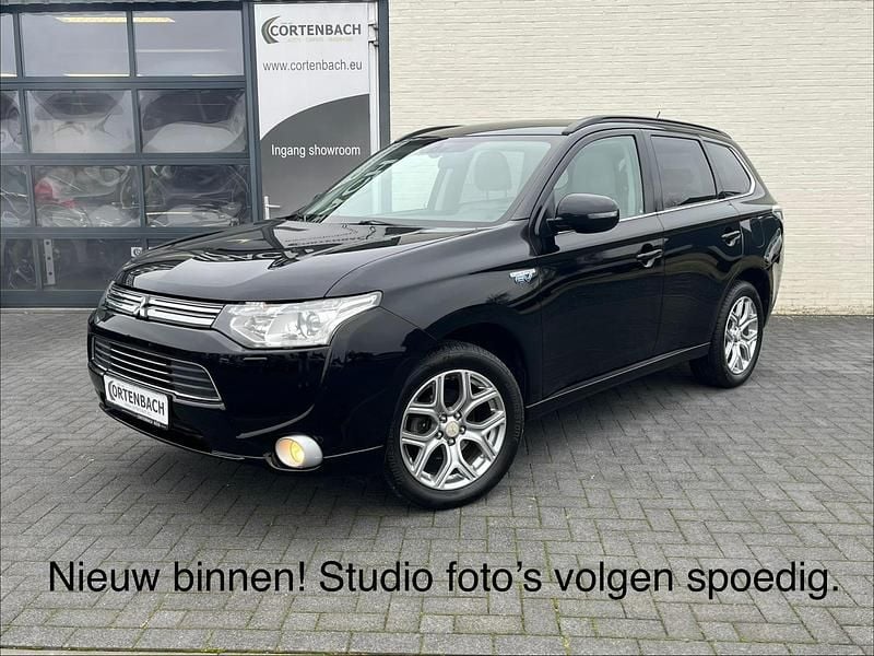 Zwart Gebruikt 2013 Mitsubishi Outlander P-HEV Instyle SUV | € 11.490 (Eerlijke prijs) - Afbeelding 1/4