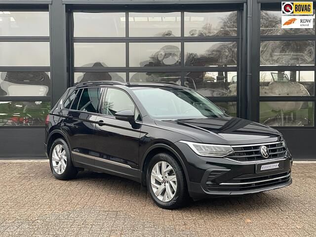 Zwart (metallic) Gebruikt 2022 VW Tiguan Life SUV | € 31.750 (Super prijs) - Afbeelding 1/4