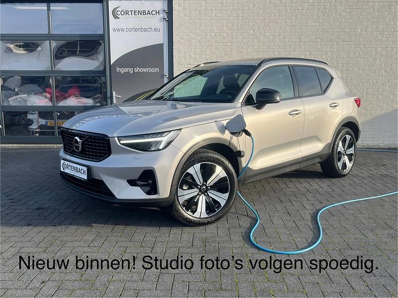 Zilver (metallic) Gebruikt 2023 Volvo XC40 Ultimate SUV | € 41.990 (Iets duurder) - Afbeelding 1/4