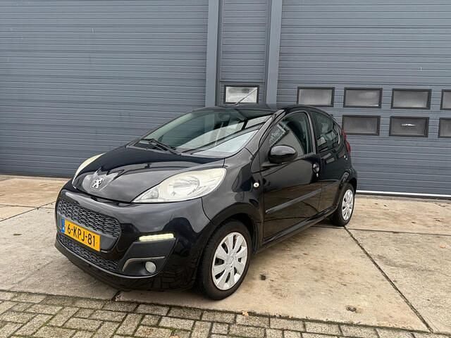 Zwart (metallic) Gebruikt 2013 Peugeot 107 Active Hatchback | € 4.500 (Eerlijke prijs) - Afbeelding 1/4
