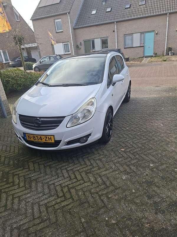Wit Occasion 2009 Opel Corsa Cosmo MPV | € 3.450 (Eerlijke prijs) - Afbeelding 1/4