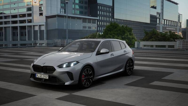 M brooklyn grau Nieuw 2025 BMW 120 M Sport Hatchback | € 54.772 (Iets duurder) - Afbeelding 1/4