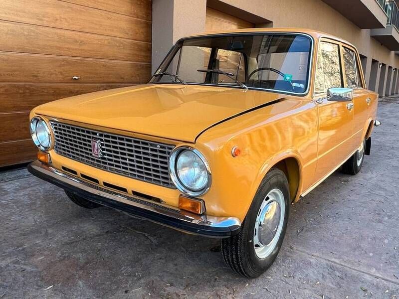 Oranje Gebruikt 1983 Lada 1200 Sedan | € 2.950 - Afbeelding 1/4
