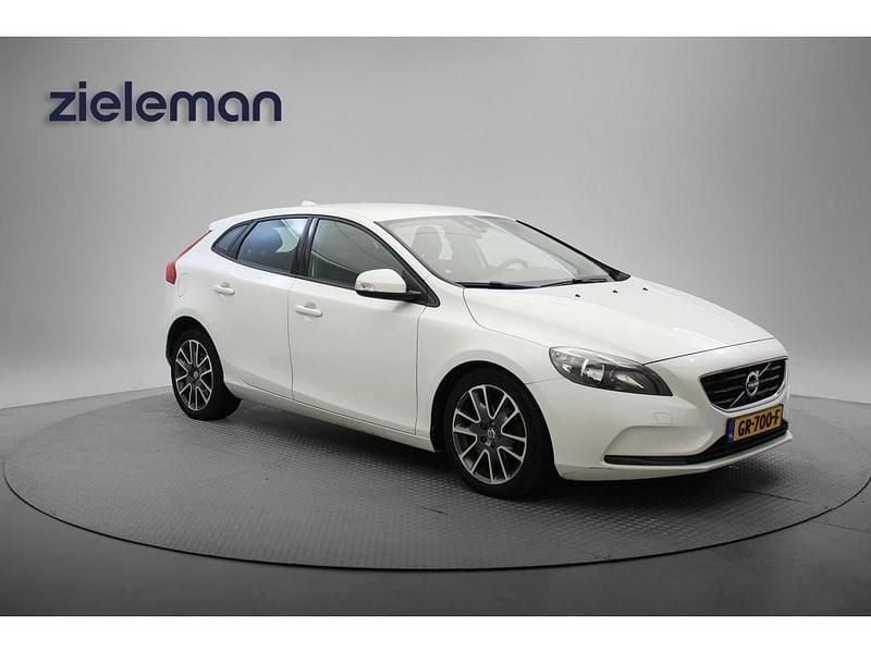 Wit Occasion 2015 Volvo V40 Business Edition Hatchback | € 6.645 (Goede deal) - Afbeelding 1/4