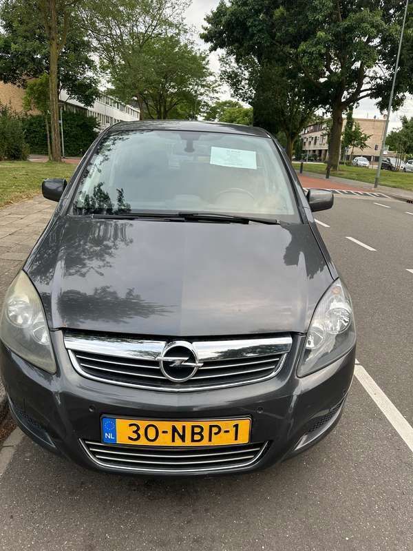 Grijs Gebruikt 2010 Opel Zafira Edition MPV | € 2.000 (Goede deal) - Afbeelding 1/4