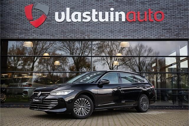 Zwart Gebruikt 2025 VW Passat Business Stationwagen | € 39.900 (Iets duurder) - Afbeelding 1/4