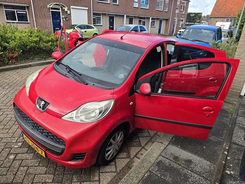 Rood Gebruikt 2009 Peugeot 107 Hatchback | € 1.450 (Goede deal) - Afbeelding 1/4