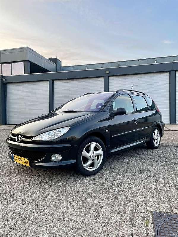 Zwart Gebruikt 2004 Peugeot 206 Stationwagen | € 1.499 (Eerlijke prijs) - Afbeelding 1/4