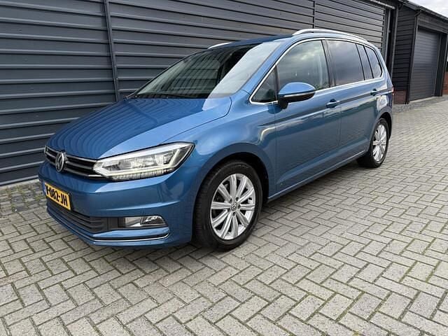 Blauw (metallic) Gebruikt 2017 VW Touran Highline MPV | € 8.995 (Eerlijke prijs) - Afbeelding 1/4