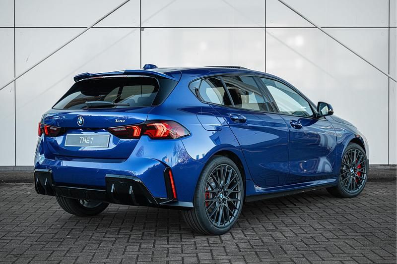 Nieuw BMW 120 Executive 2026 Blauw Hatchback