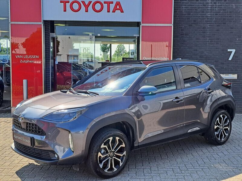 Grijs, metallic lak Gebruikt 2024 Toyota Yaris Cross SUV | € 30.740 (Eerlijke prijs) - Afbeelding 1/4