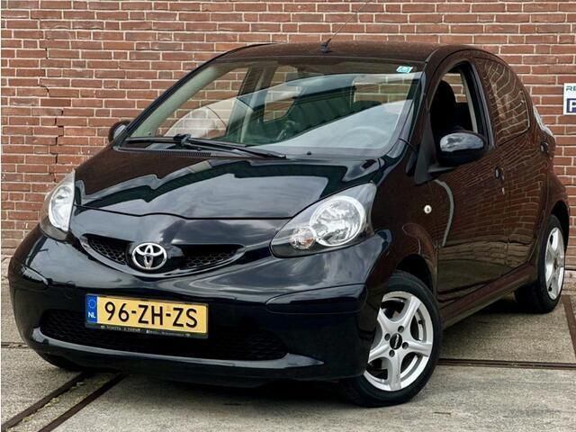 Zwart, metallic lak Gebruikt 2008 Toyota Aygo Hatchback | € 2.950 (Eerlijke prijs) - Afbeelding 1/4