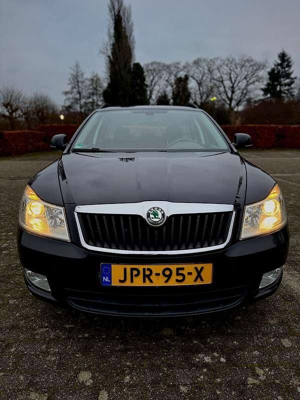 Zwart Occasion 2009 Skoda Octavia Stationwagen | € 5.200 (Goede deal) - Afbeelding 1/4