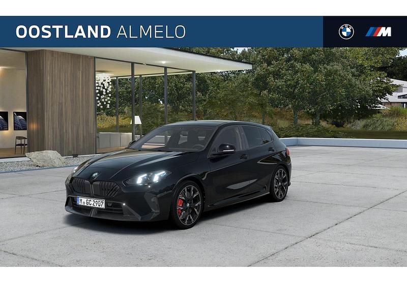 Zwart Nieuw 2025 BMW 120 M Sport Hatchback | € 53.907 (Eerlijke prijs) - Afbeelding 1/4