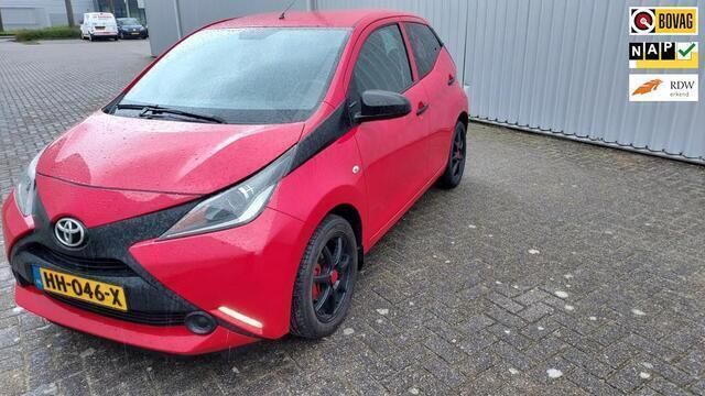Rood Gebruikt 2015 Toyota Aygo Hatchback | € 8.950 (Duur) - Afbeelding 1/4