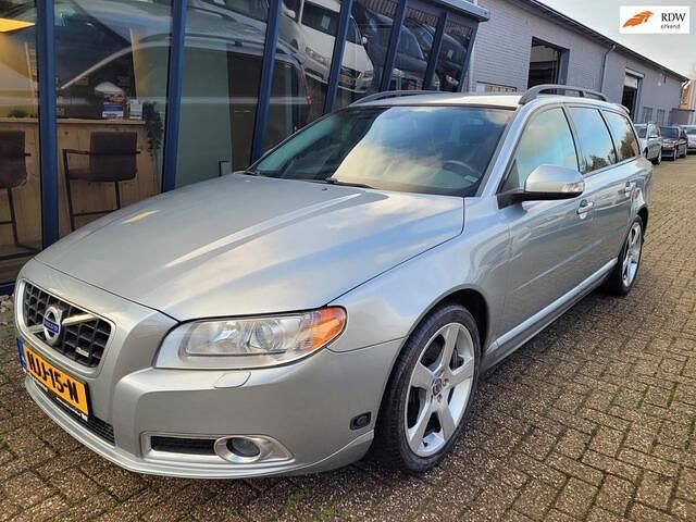 Grijs (metallic) Gebruikt 2011 Volvo V70 R-Design Stationwagen | € 14.945 (Goede deal) - Afbeelding 1/4