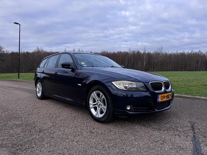 Blauw Gebruikt 2009 BMW 318 Stationwagen | € 2.500 (Goede deal) - Afbeelding 1/4