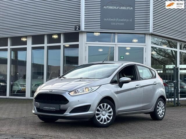 Grijs, metallic lak Gebruikt 2017 Ford Fiesta Hatchback | € 7.450 (Super prijs) - Afbeelding 1/4