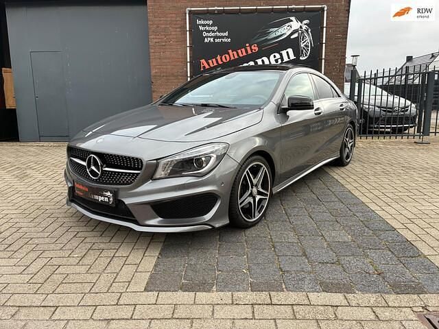 Grijs (metallic) Gebruikt 2015 Mercedes CLA200 AMG line Sedan | € 18.450 (Eerlijke prijs) - Afbeelding 1/4