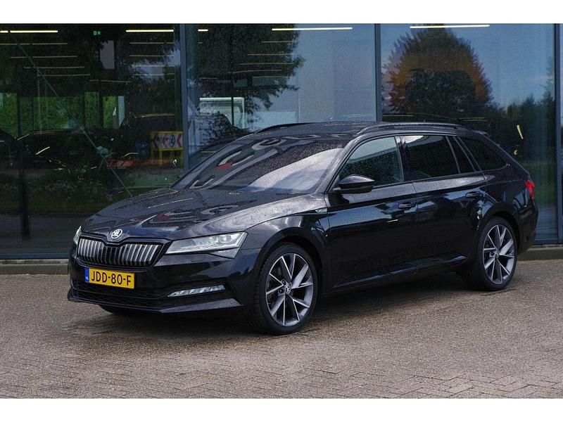 Zwart Gebruikt 2022 Skoda Superb Business Line Stationwagen | € 29.900 (Iets duurder) - Afbeelding 1/4