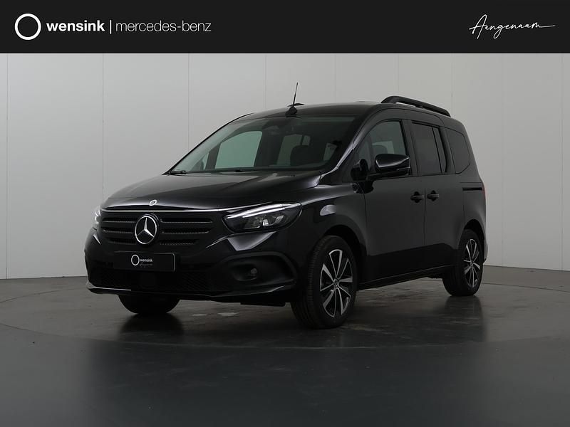 Zwart Nieuw 2024 Mercedes EQT200 Premium MPV | € 28.472 - Afbeelding 1/4