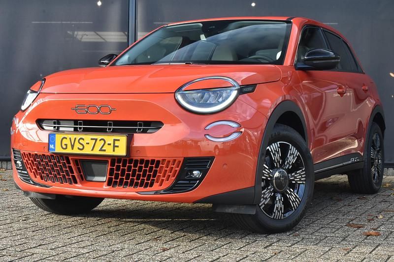 Oranje Occasion 2024 Fiat 600E Urban SUV | € 25.895 (Eerlijke prijs) - Afbeelding 1/4
