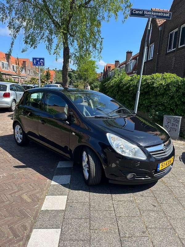 Zwart Gebruikt 2010 Opel Corsa Cosmo MPV | € 4.750 (Eerlijke prijs) - Afbeelding 1/4