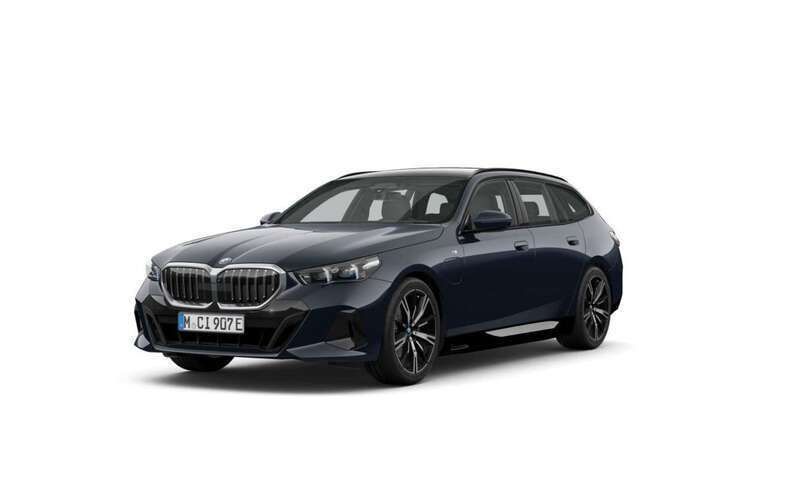 Zwart Nieuw 2025 BMW 530e M Sport Stationwagen | € 82.175 (Goede deal) - Afbeelding 1/4