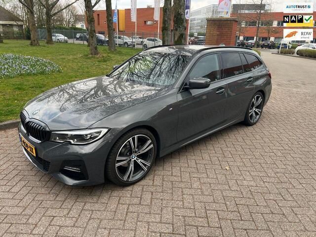 Grijs Gebruikt 2021 BMW 318 M Sport Stationwagen | € 31.945 (Iets duurder) - Afbeelding 1/4