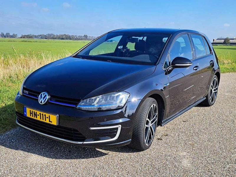 Zwart Gebruikt 2015 VW Golf VII GTE Hatchback | € 11.900 (Iets duurder) - Afbeelding 1/4