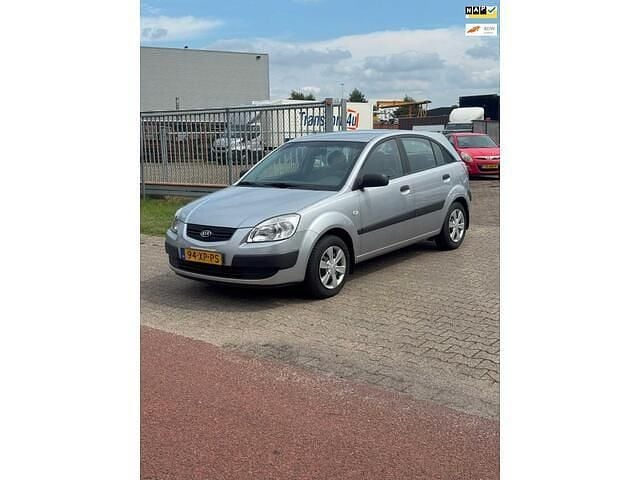 Grijs Gebruikt 2007 Kia Rio Hatchback | € 2.650 (Eerlijke prijs) - Afbeelding 1/4