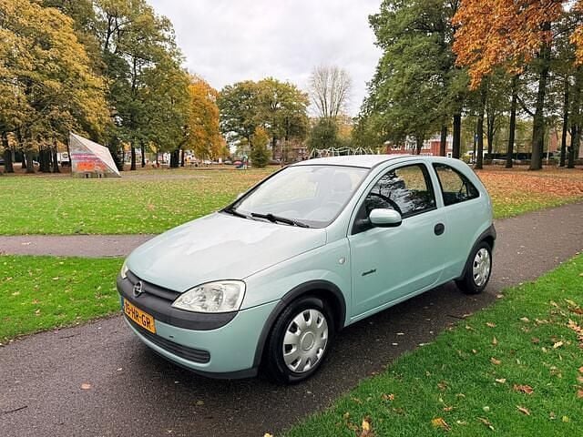 Groen Gebruikt 2001 Opel Corsa Comfort Hatchback | € 1.399 (Eerlijke prijs) - Afbeelding 1/4