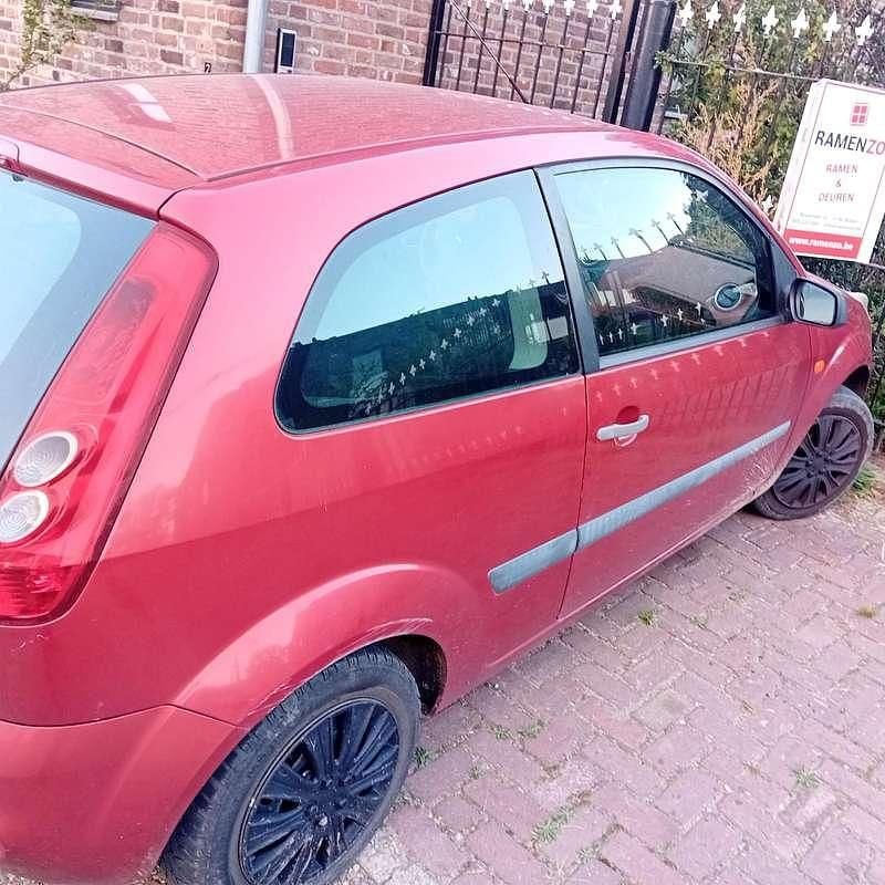 Rood Occasion 2006 Ford Fiesta Sedan | € 500 (Goede deal) - Afbeelding 1/4