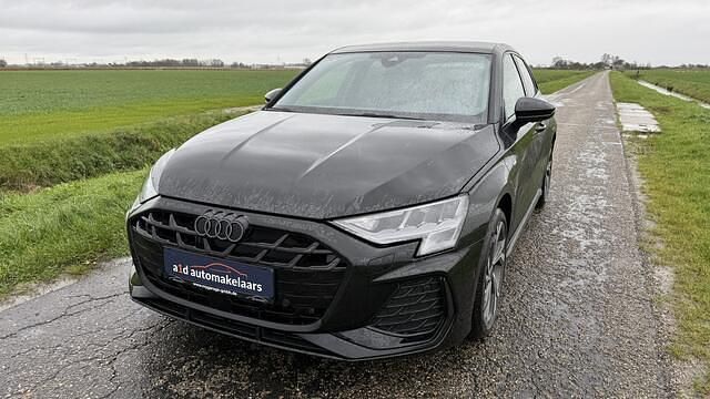 Zwart Nieuw 2025 Audi A3 Sportback Comfort Hatchback | € 42.950 - Afbeelding 1/4