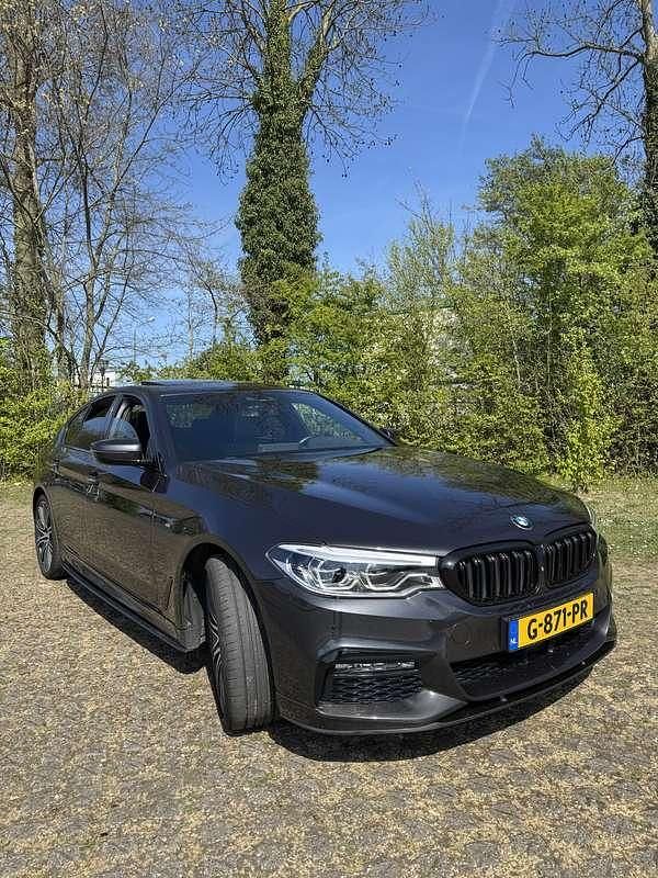 Grijs Gebruikt 2018 BMW 540 M Sport Sedan | € 34.999 (Goede deal) - Afbeelding 1/4
