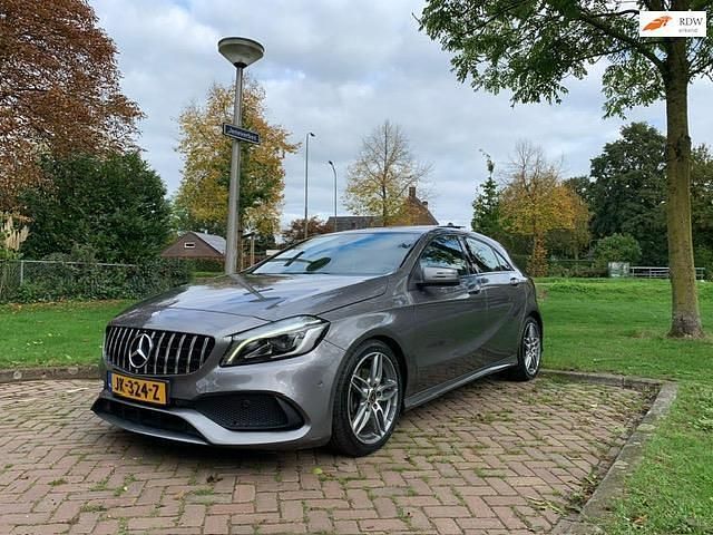 Grijs Occasion 2016 Mercedes A180 AMG Hatchback | € 18.250 (Eerlijke prijs) - Afbeelding 1/4