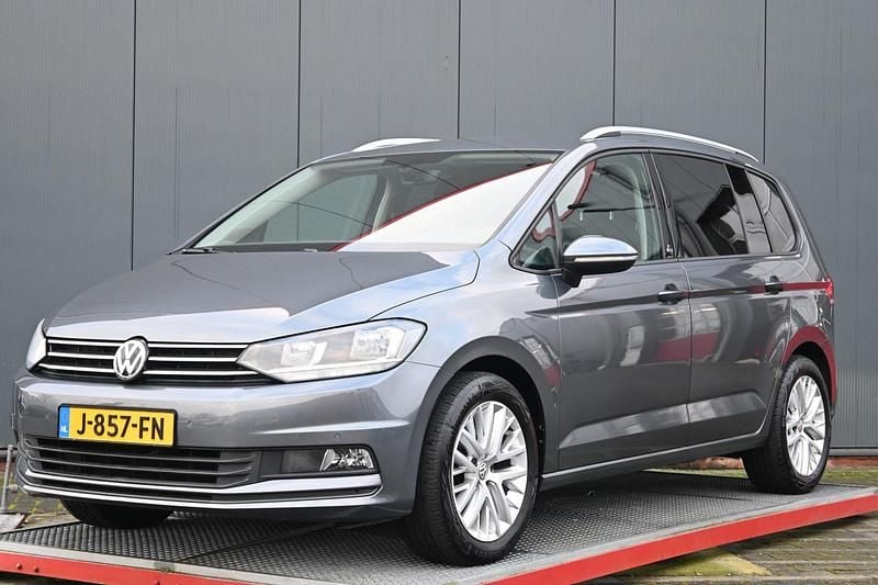 Grijs Occasion 2020 VW Touran Highline MPV | € 19.950 (Eerlijke prijs) - Afbeelding 1/4