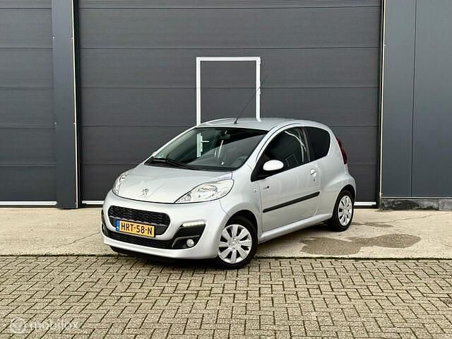 Grijs Gebruikt 2014 Peugeot 107 Active Hatchback | € 3.950 (Eerlijke prijs) - Afbeelding 1/4