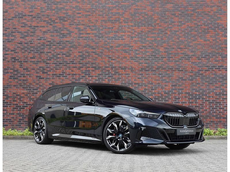 Blauw Gebruikt 2024 BMW 530 Stationwagen | € 79.950 - Afbeelding 1/4