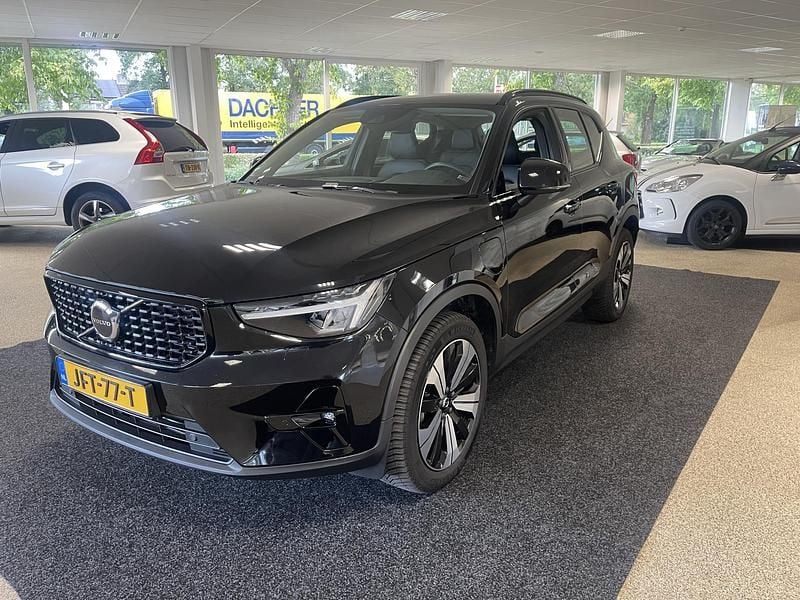 Zwart Gebruikt 2022 Volvo XC40 Plus SUV | € 35.450 (Eerlijke prijs) - Afbeelding 1/4