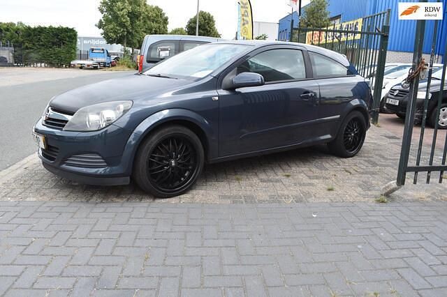 Grijs Gebruikt 2007 Opel Astra GTC Edition Hatchback | € 1.950 (Eerlijke prijs) - Afbeelding 1/4